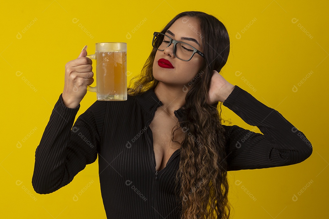 Uma jovem de cabelos cacheados segurando uma caneca de chope