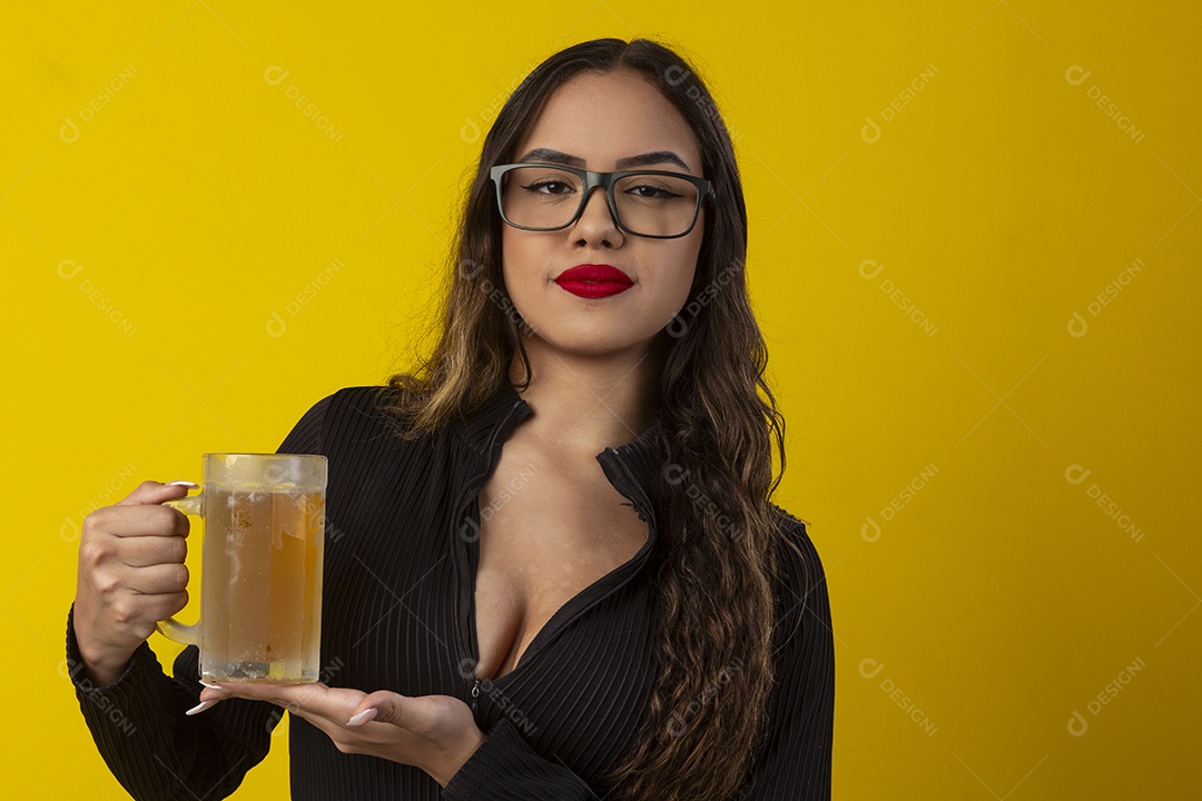 Uma jovem bonita com caneca gelada de chope