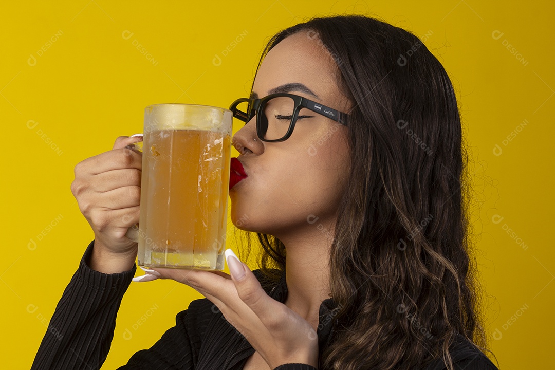 Uma linda jovem com caneca de chope