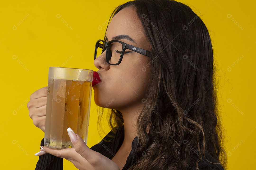 Um linda jovem com caneca de chope
