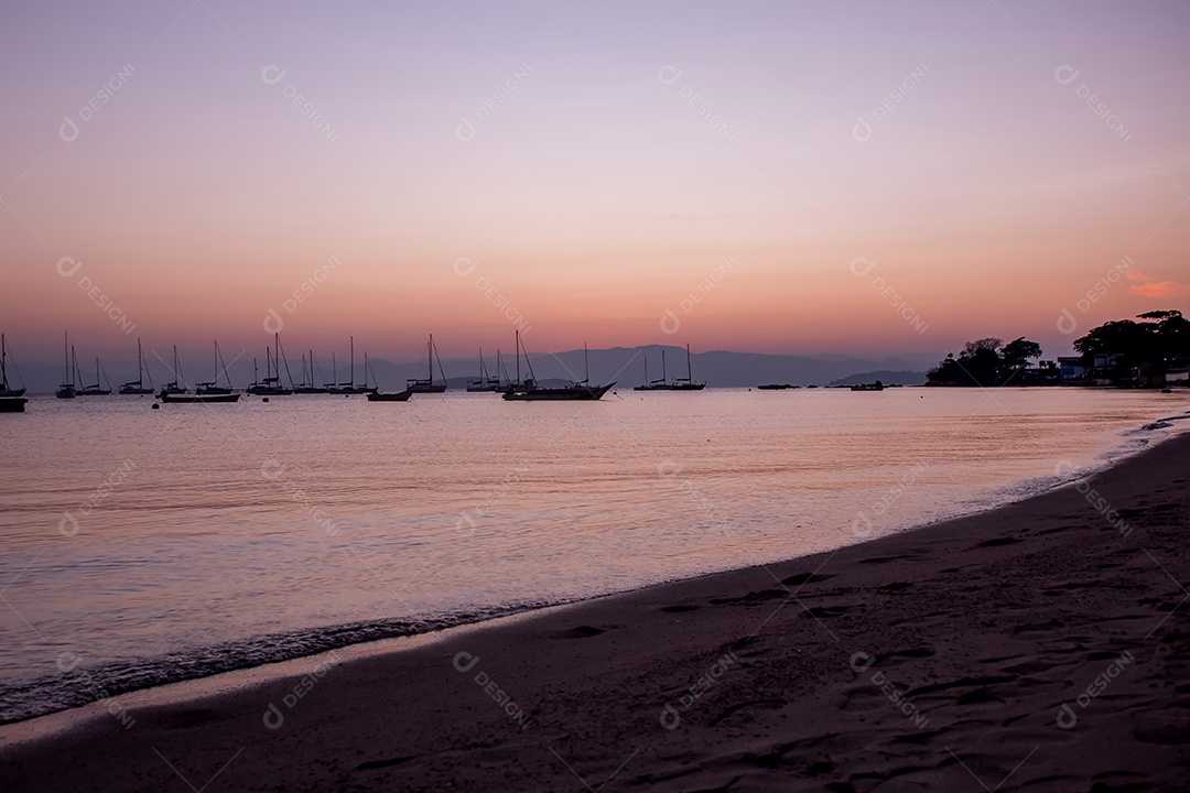 Silhueta do pôr do sol com barcos ancorados