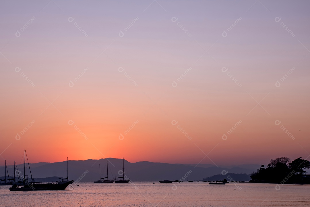 Silhueta do pôr do sol com barcos ancorados