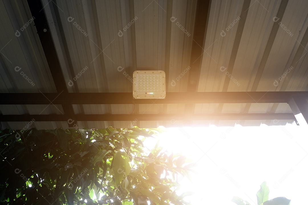 Vista do telhado com lâmpadas solares e holofotes instalados