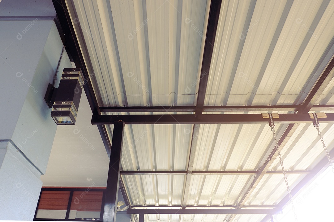 Vista do telhado com lâmpadas solares e holofotes instalados