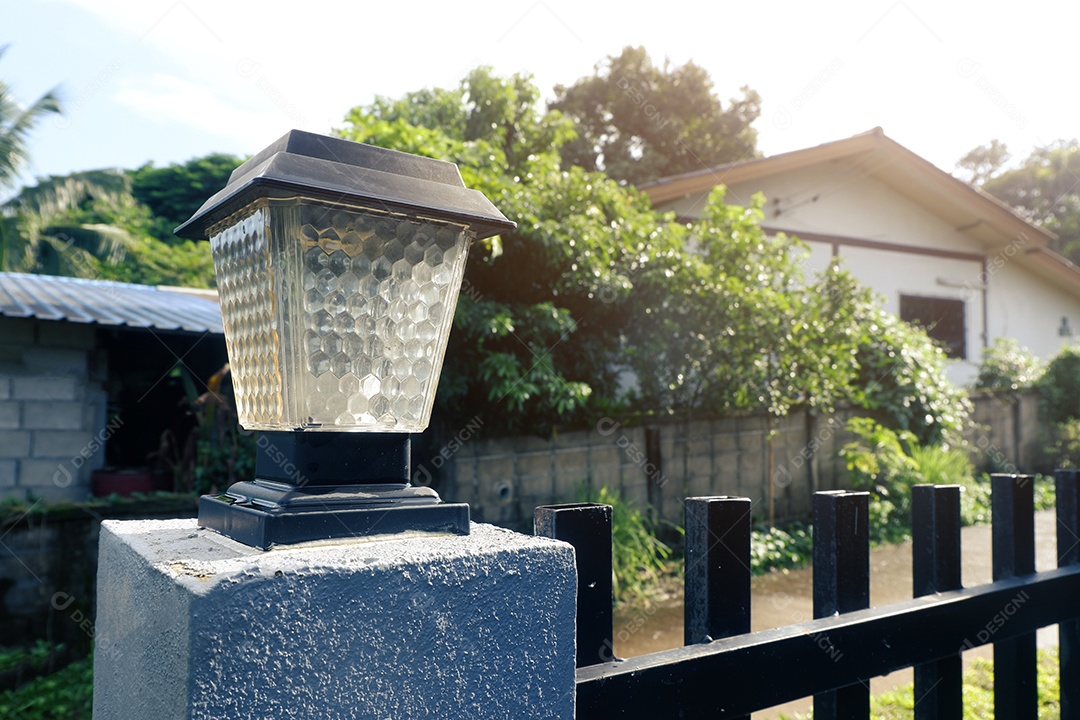 As luzes superiores dos postes de células solares são instaladas no topo do poste da cerca
