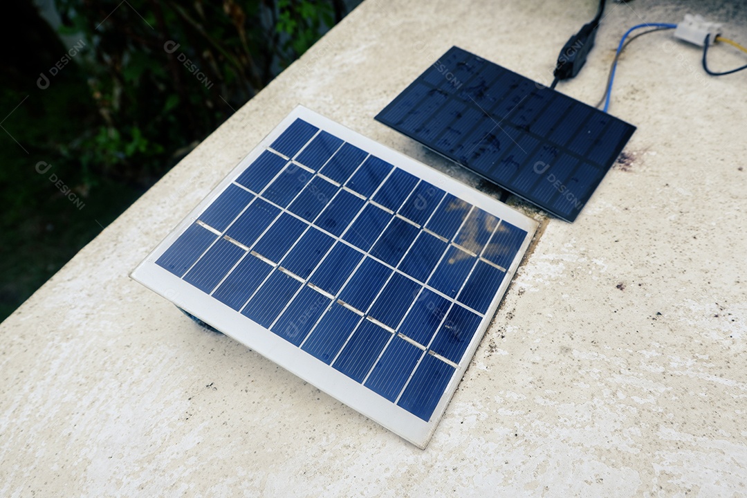 Pequenos painéis solares coletando luz solar