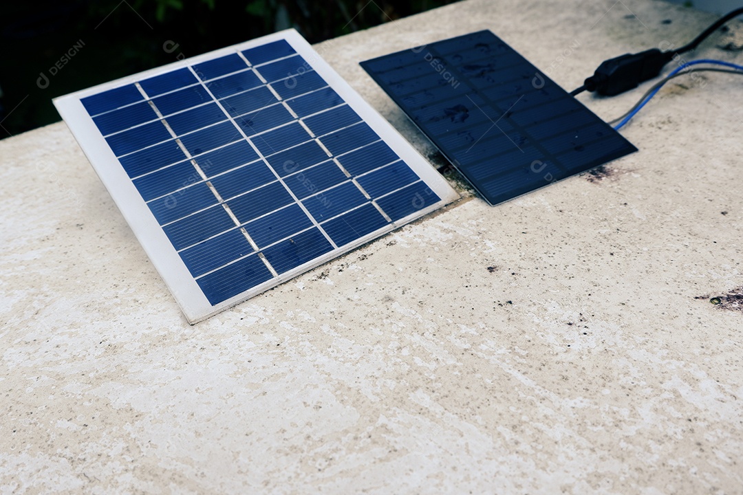 Pequenos painéis solares coletando luz solar