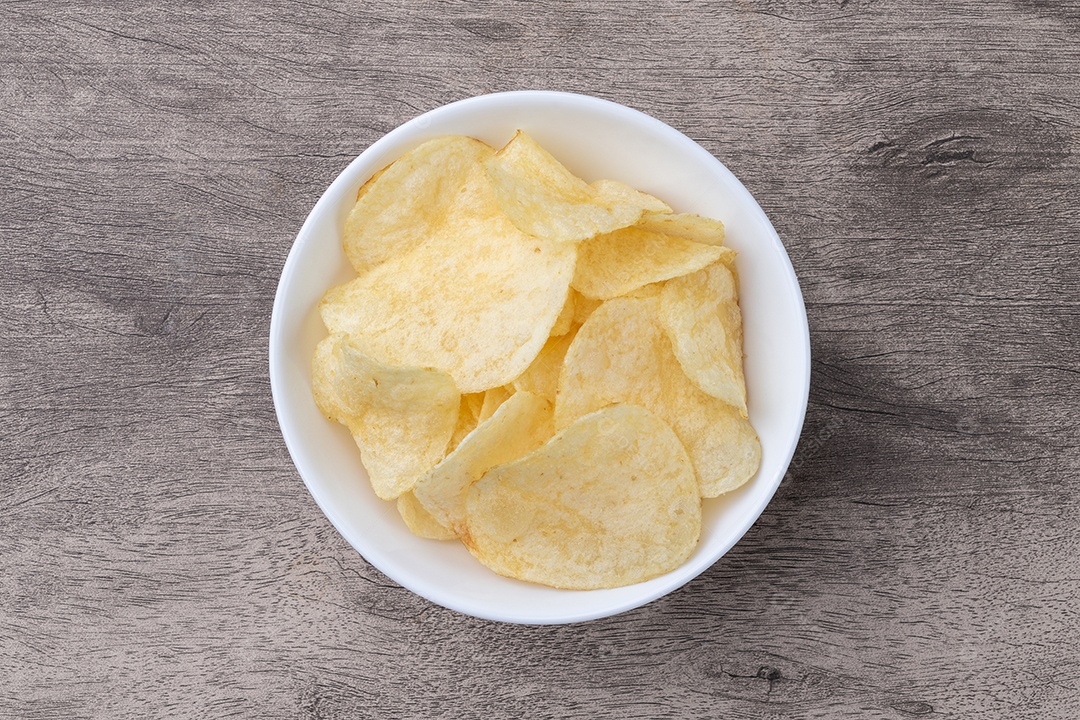 Batatas chips fritas sobre tigela branca