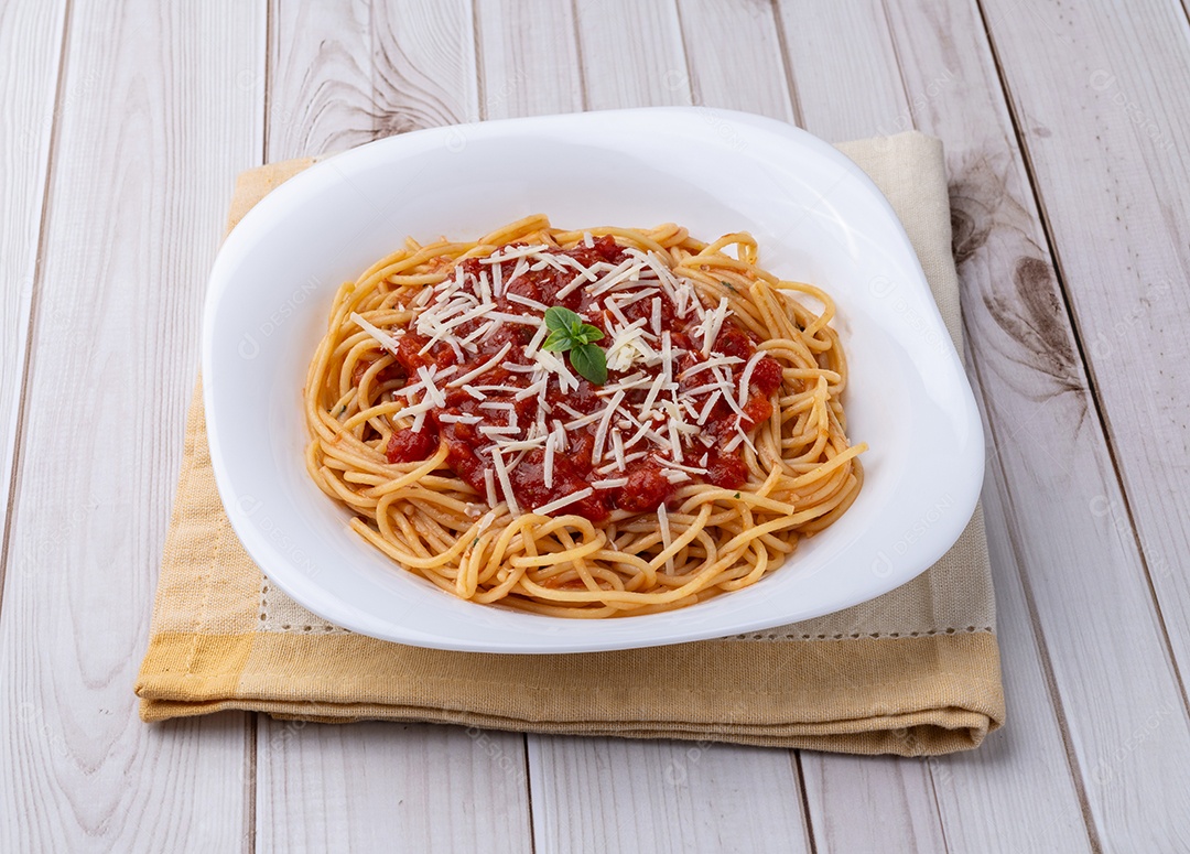 Macarrão com molho e estrato de tomate