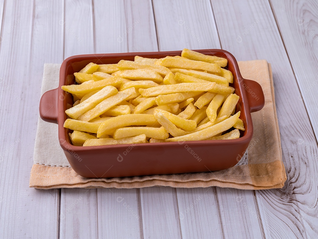 Travessa com batatas fritas