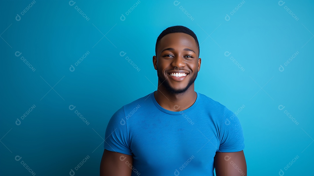 Homem feliz com camiseta azul representando novembro azul