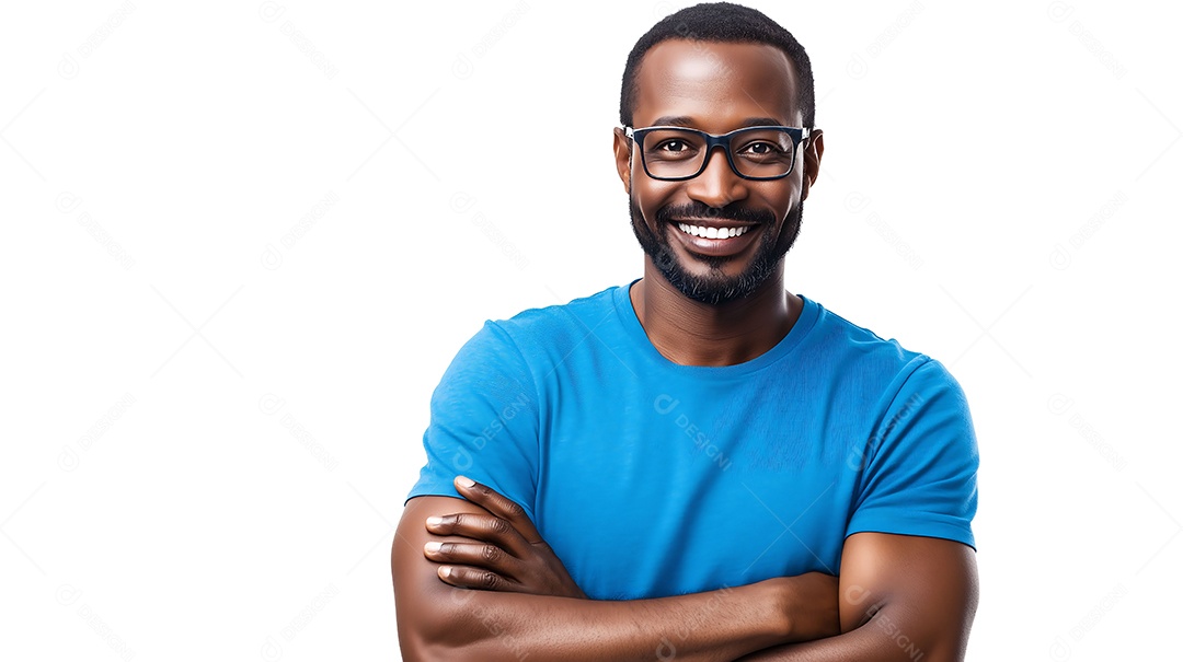 Homem de braço cruzados feliz com camiseta azul
