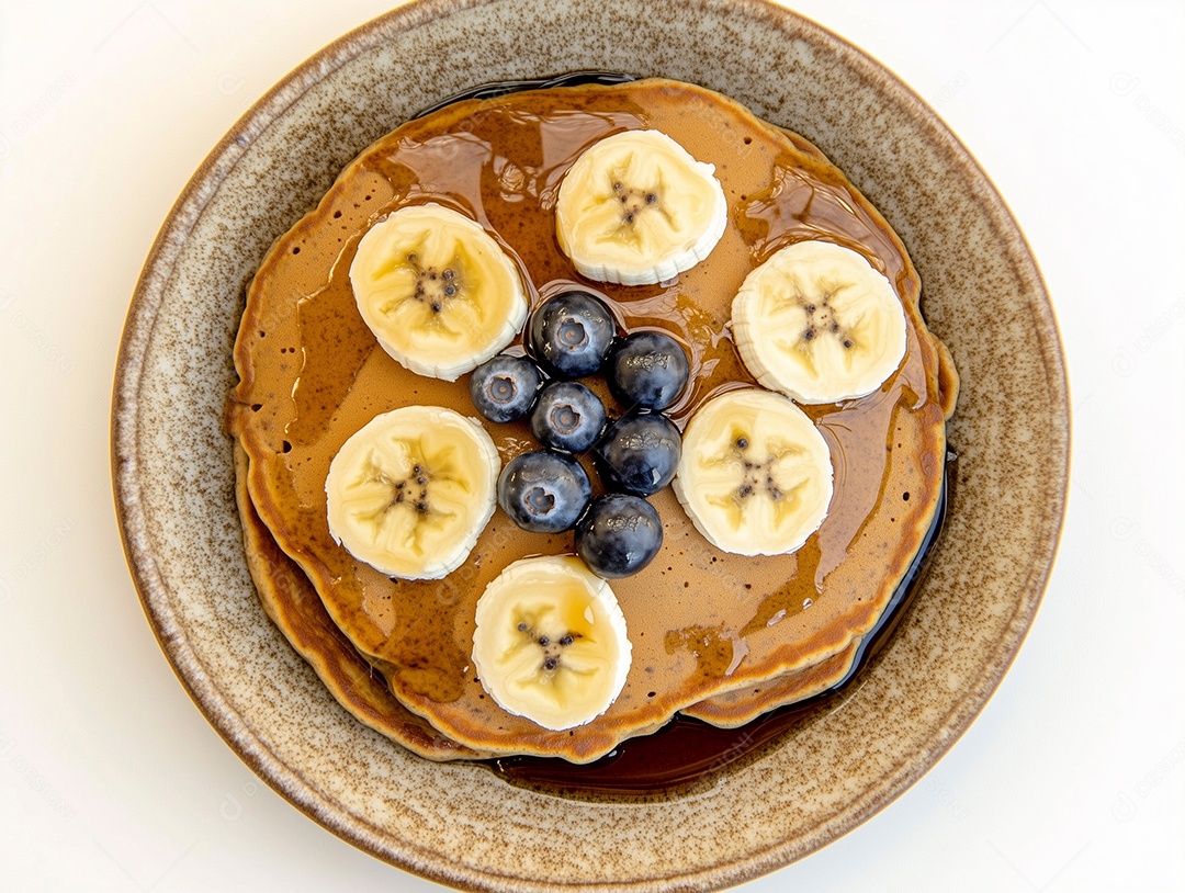 Delíciosa panqueca coberta por  mel mirtilo e banana sobre mesa de madeira