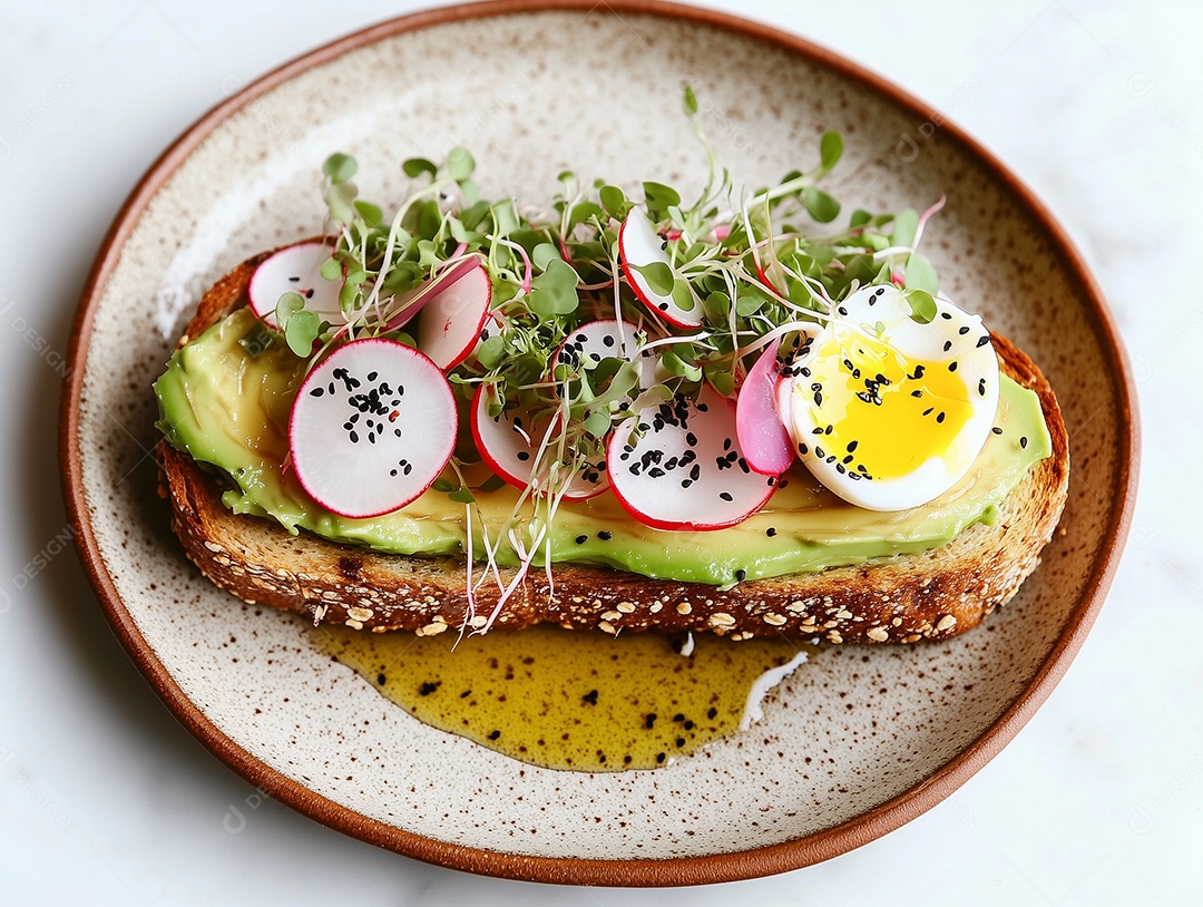 Sanduíche saudável  em um prato sobre fundo isolado