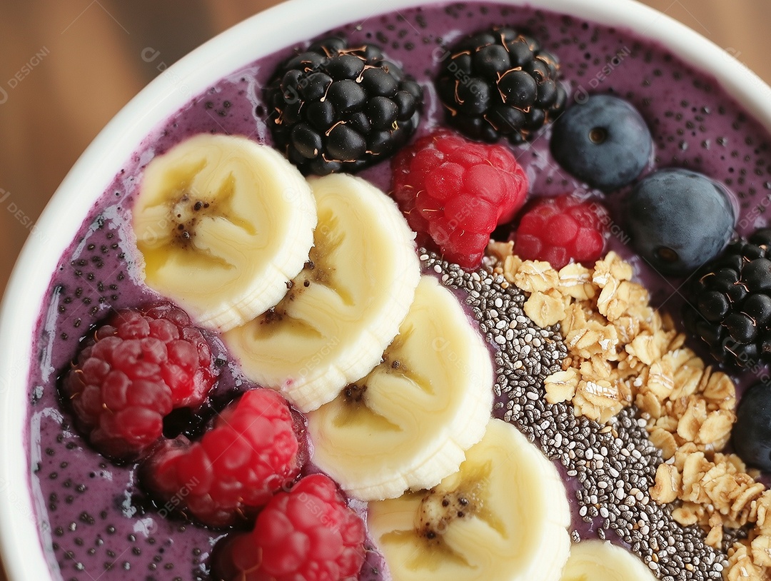 Lindo açai com acompanhamento de banana granolas frutas vermelhas sobre fundo isolado