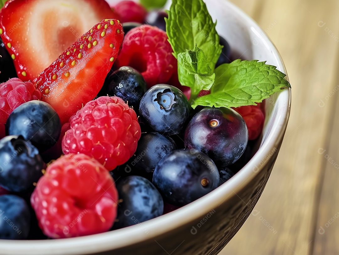 Linda tijela rechiada de frutas vermelhas sobre mesa de madeira