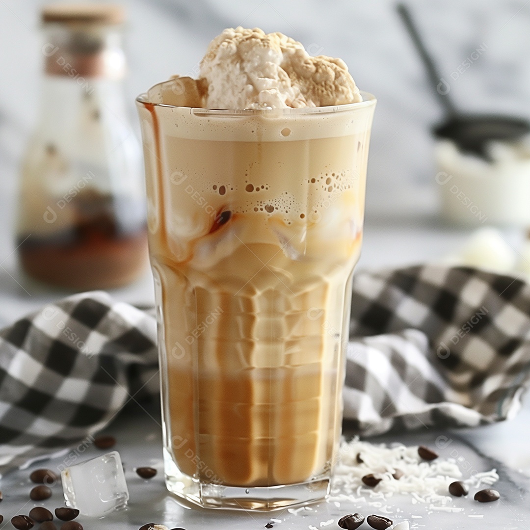 Milkshake em copo sobre mesa de marmore