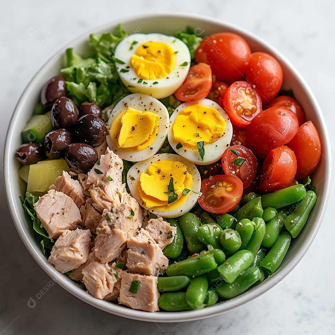 Linda comida saudável em tijela sobre mesa de marmore