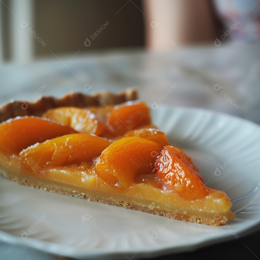 Bela fatia de torta de pêssego em prato sobre mesa de marmore