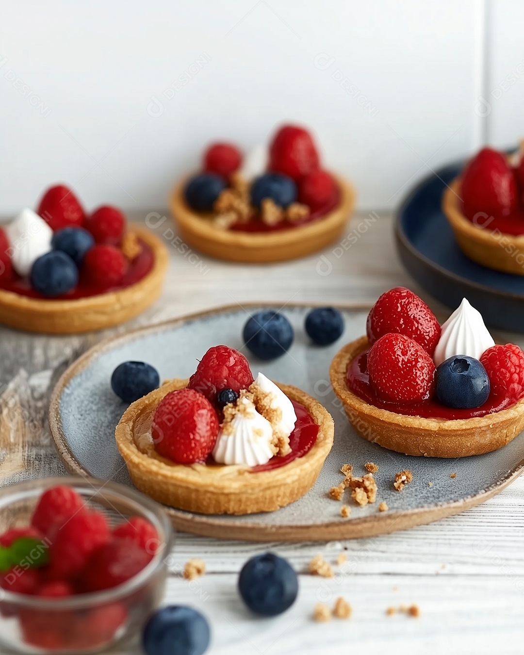 Lindas tortas de frutas vermelhas em prato sobre frutas vermelhas
