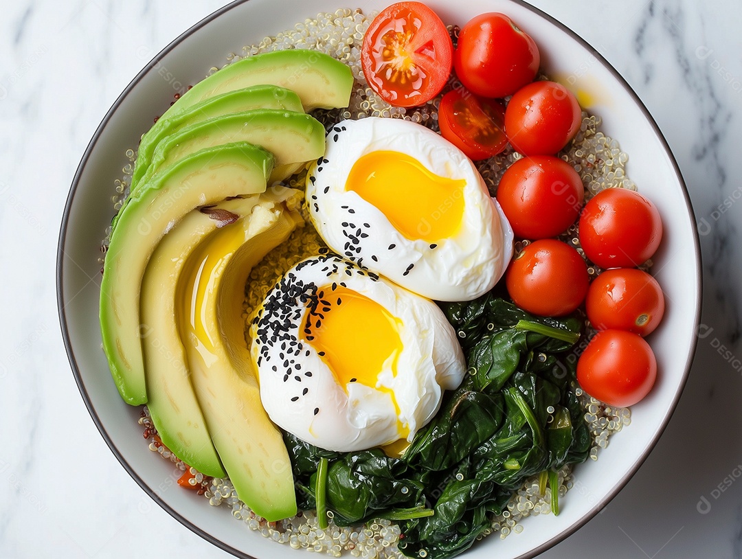 Linda comida saudável em tijela sobre mesa de marmore