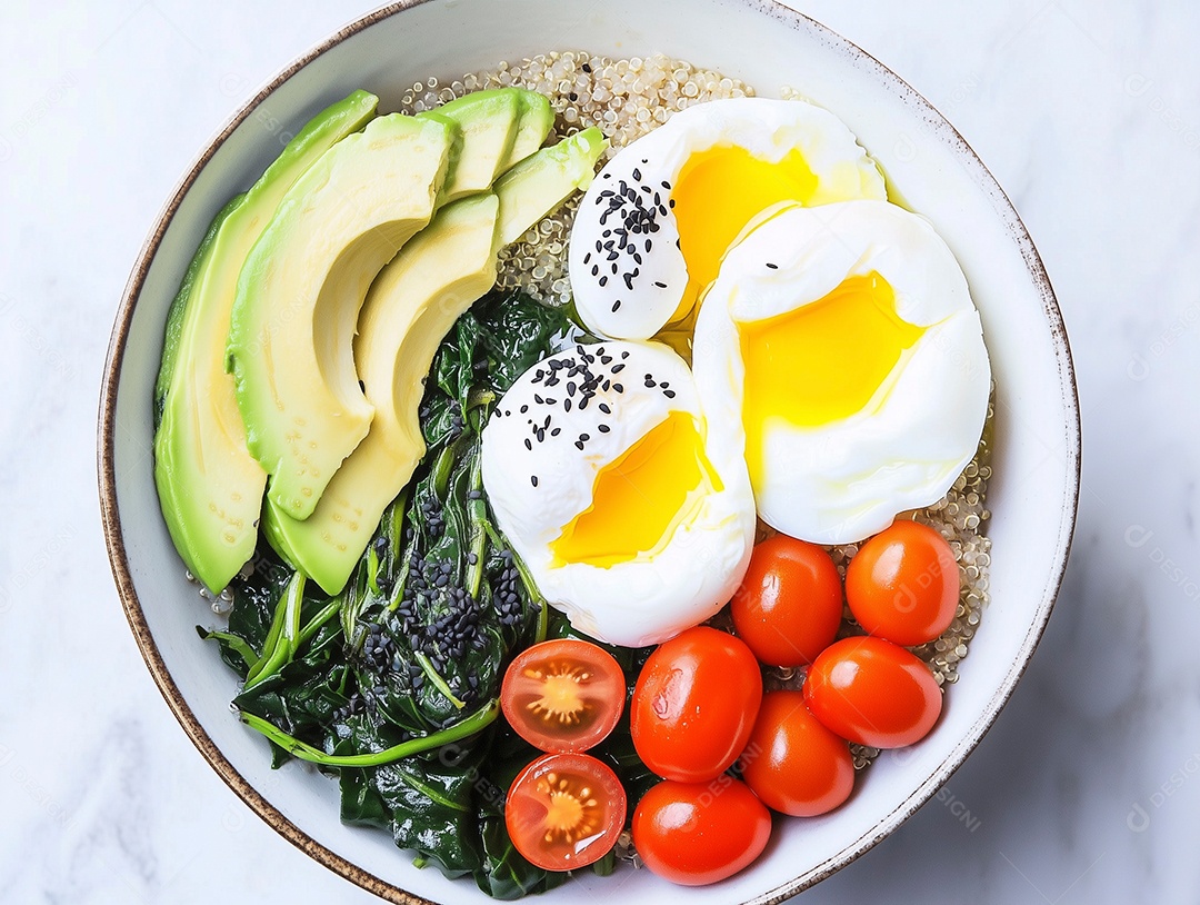 Linda comida saudável em tijela sobre mesa de marmore