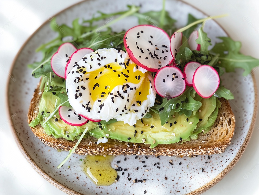 Bela torrada vegana em prato sobre fundo branco isolado