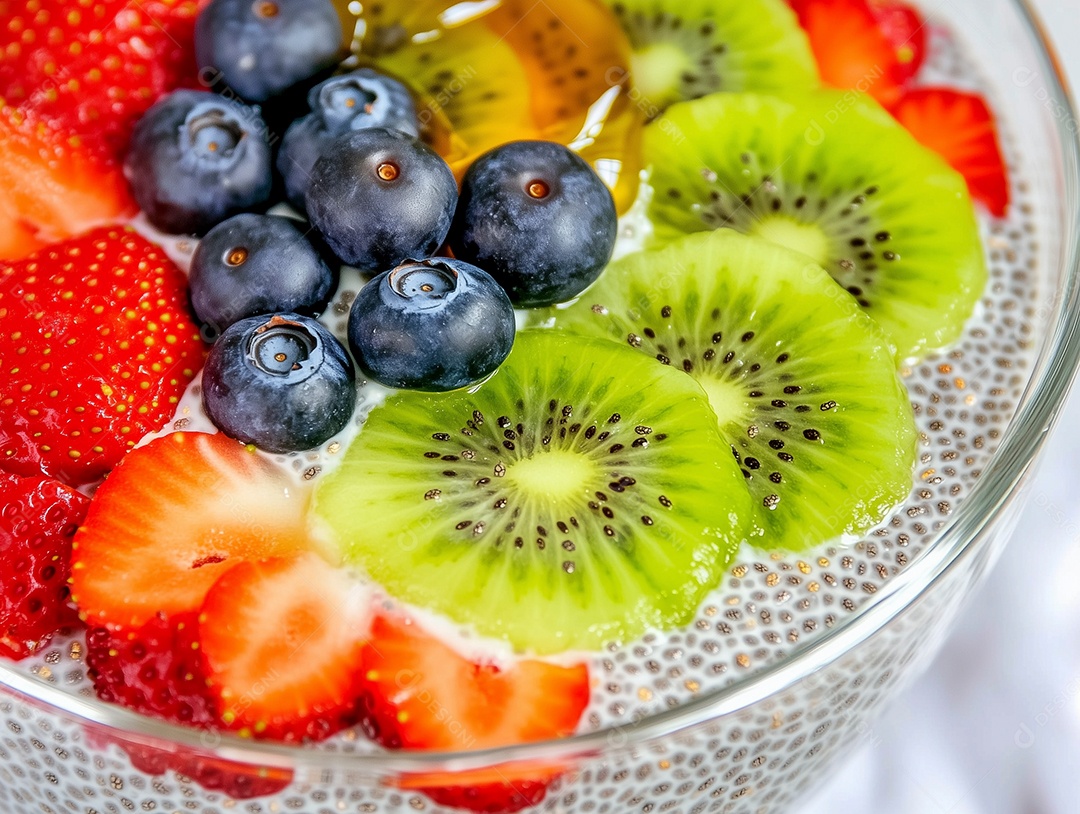 Tigela de vidro cheia de smoothie de chia com frutas