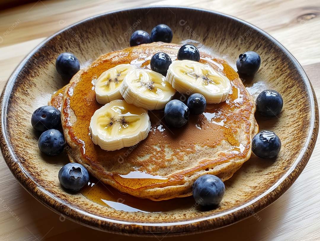 Delíciosa panqueca coberta por mel mirtilo e banana sobre mesa de madeira