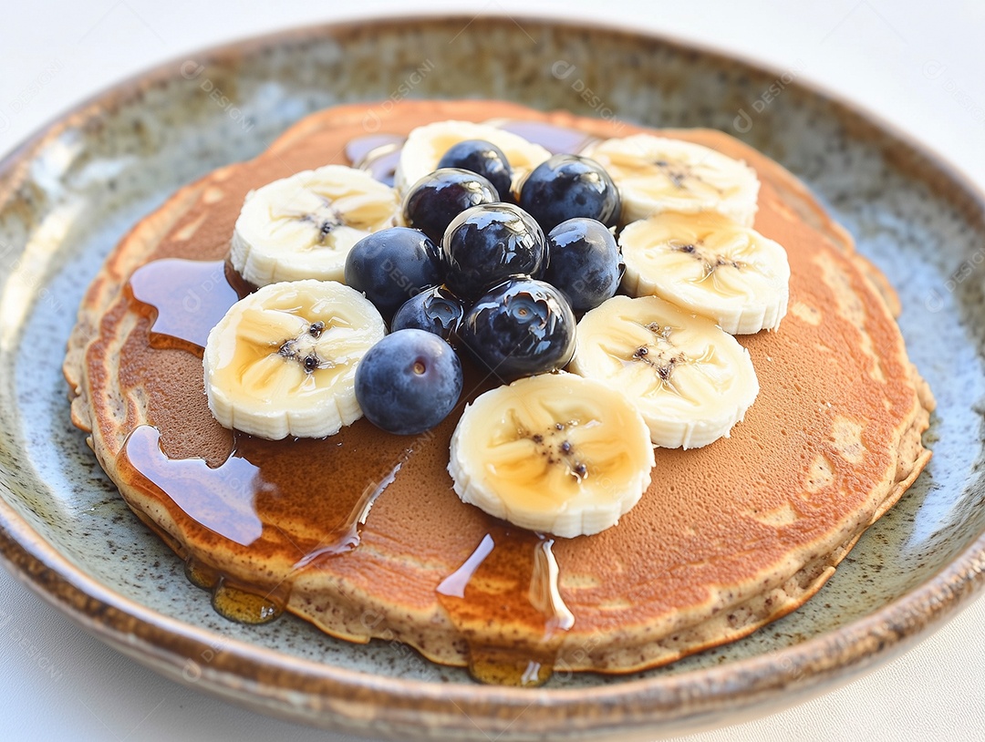 Delíciosa panqueca coberta por  mel mirtilo e banana sobre mesa de madeira