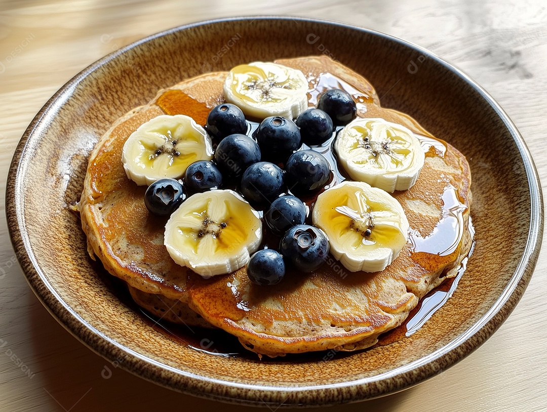 Delíciosa panqueca coberta por mel mirtilo e banana sobre mesa de madeira
