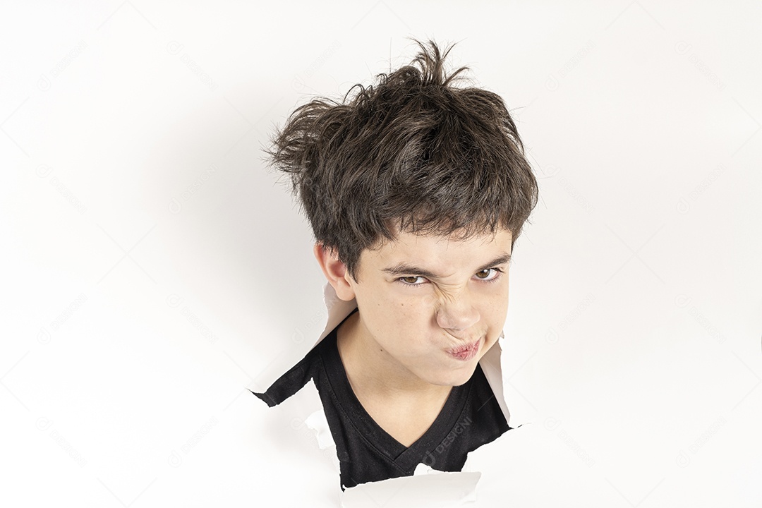 Criança brasileira de 11 anos com apenas a cabeça apoiada em um papelão rasgado