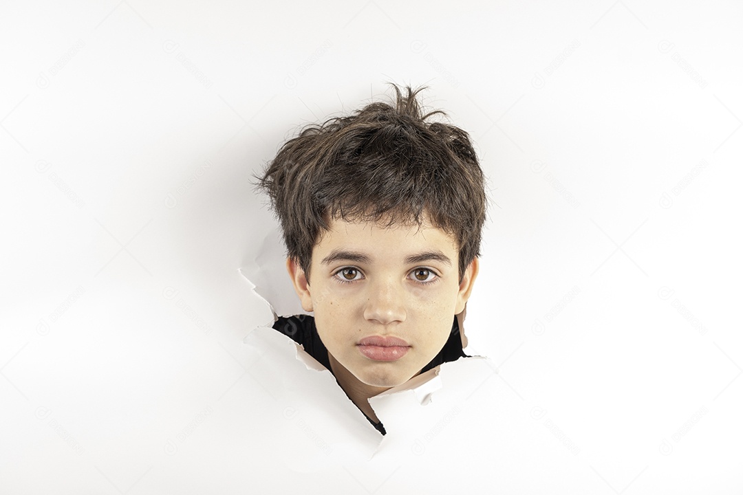Criança brasileira de 11 anos com apenas a cabeça apoiada em um papelão rasgado