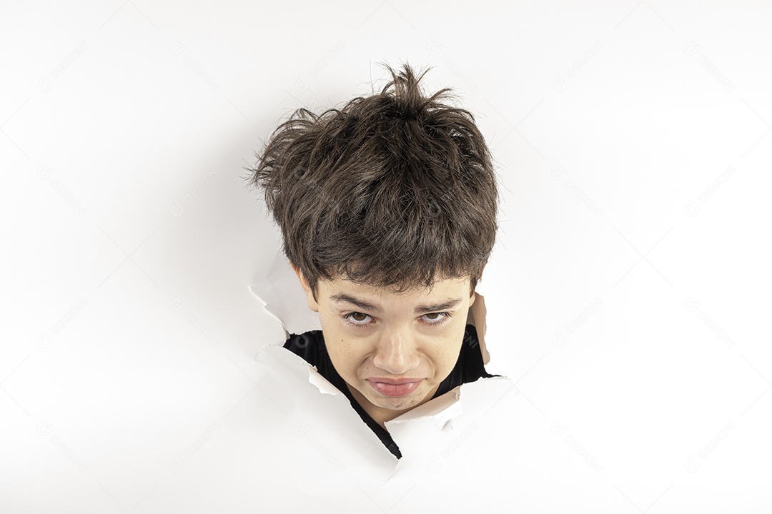 Criança brasileira de 11 anos com apenas a cabeça apoiada em um papelão rasgado