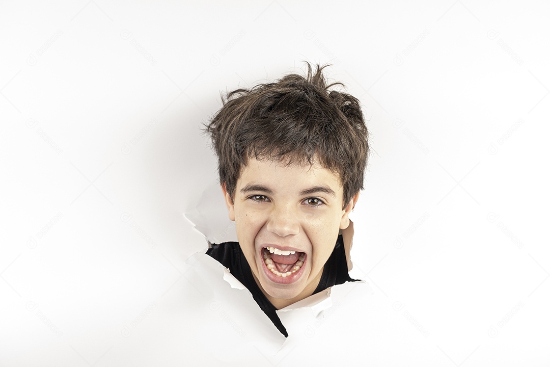 Criança brasileira de 11 anos com apenas a cabeça apoiada em um papelão rasgado