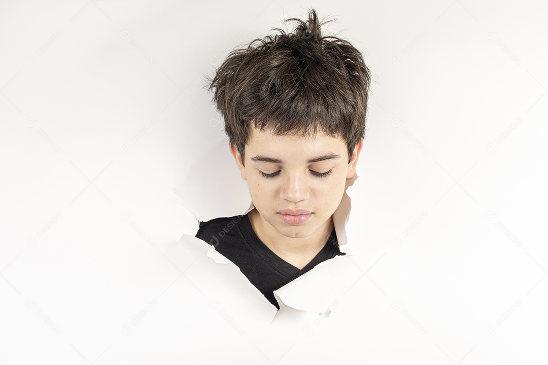 Menino com cabeça no buraco rasgado olhando para baixo