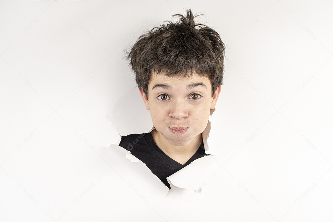 Menino com cabeça no buraco rasgado fazendo careta