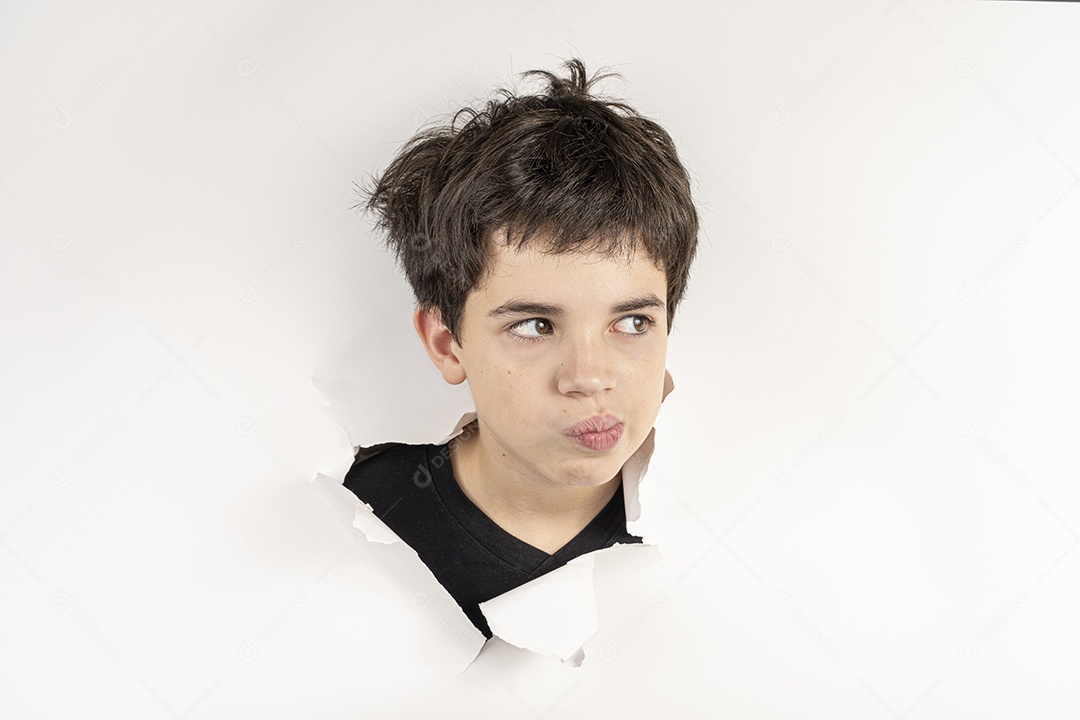 Menino com cabeça no buraco rasgado com cara de serio