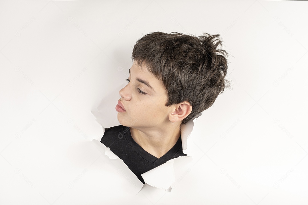 Uma criança com cabeça no buraco rasgado olhando para o lado