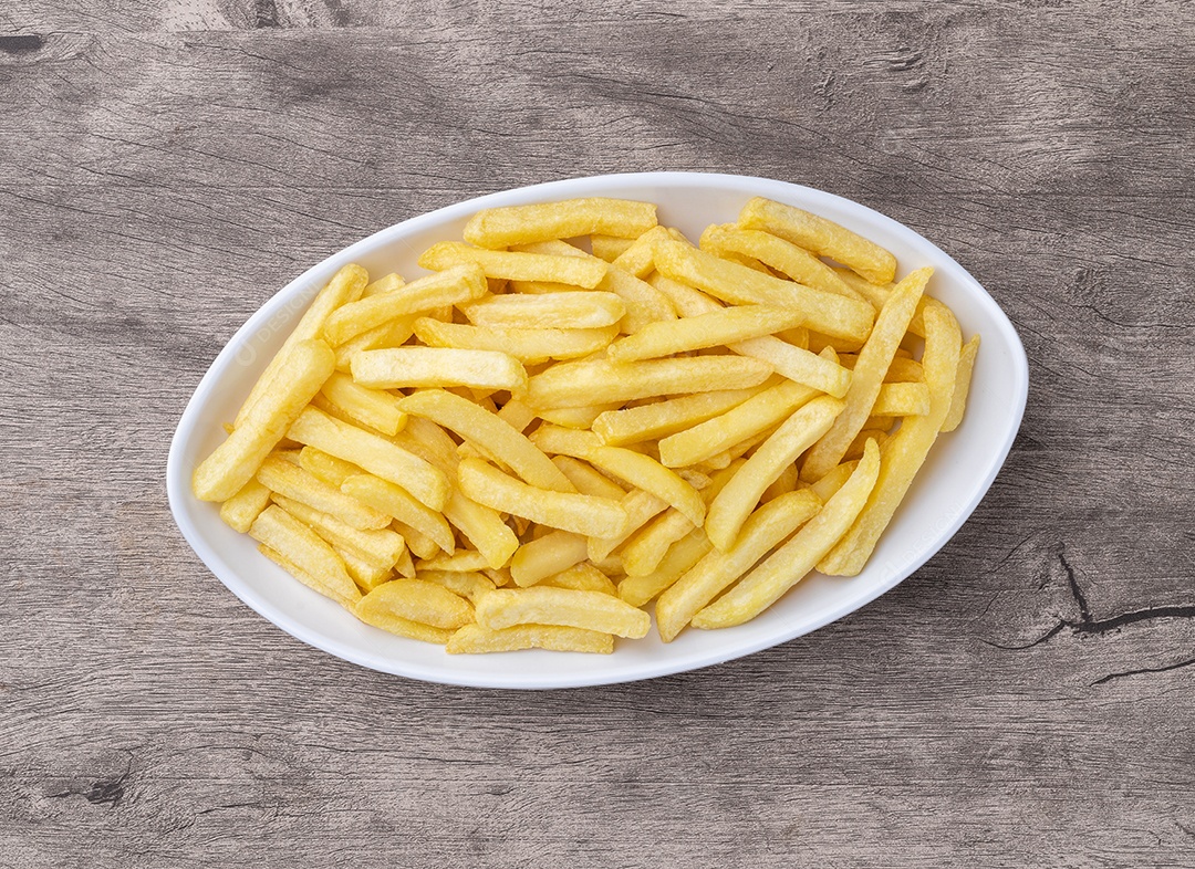 Travessa branca com batatas fritas