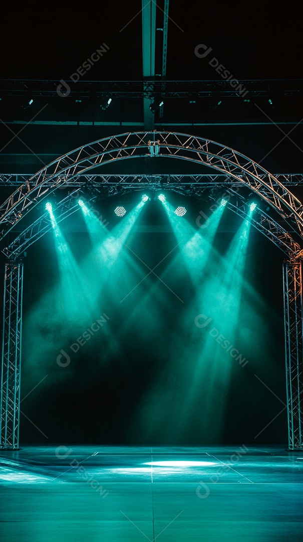 Um palco com estrutura metálica em primeiro plano