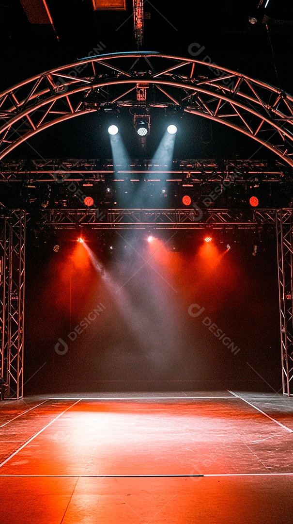 Um palco com estrutura metálica em primeiro plano