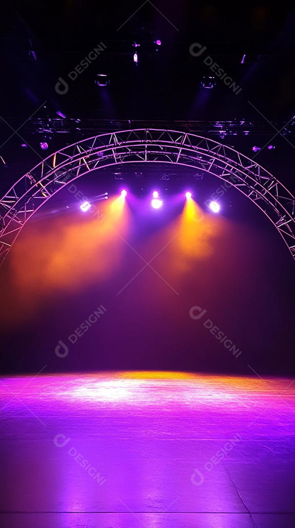 Um palco com estrutura metálica em primeiro plano