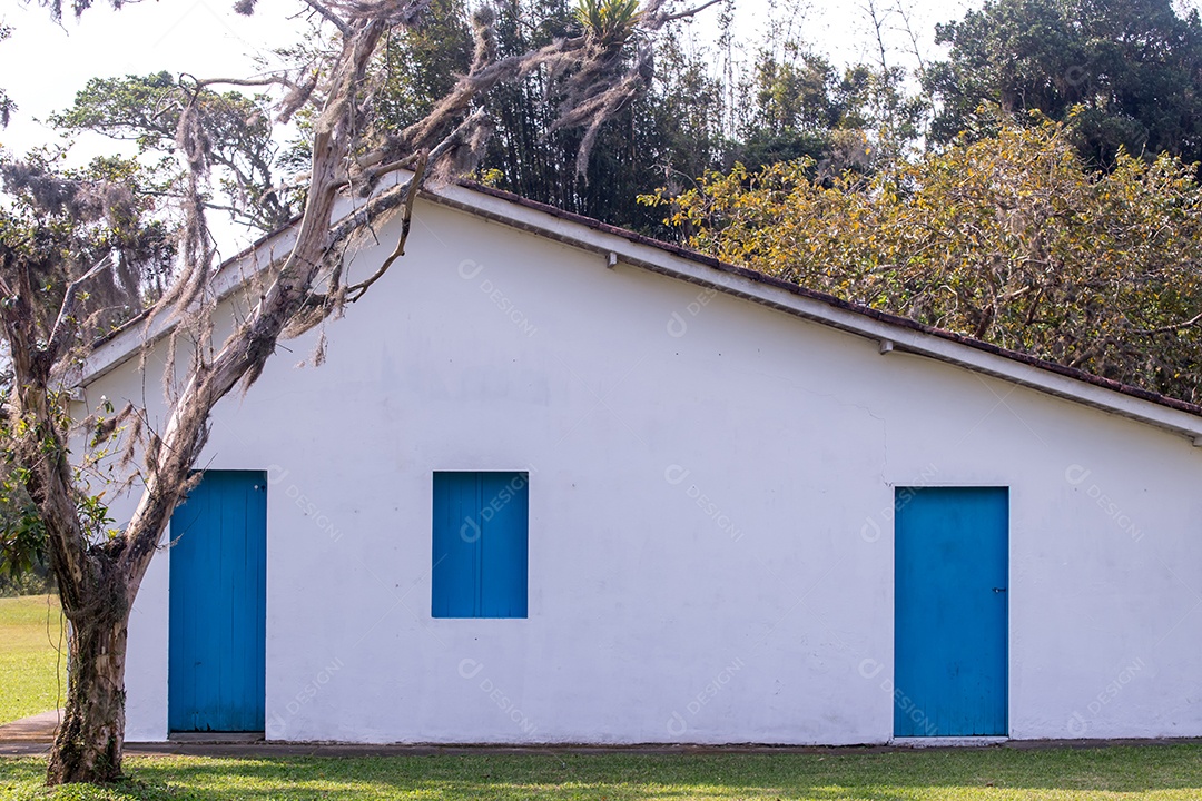 Antiga casa branca com portas e janelas azuis grande jardim