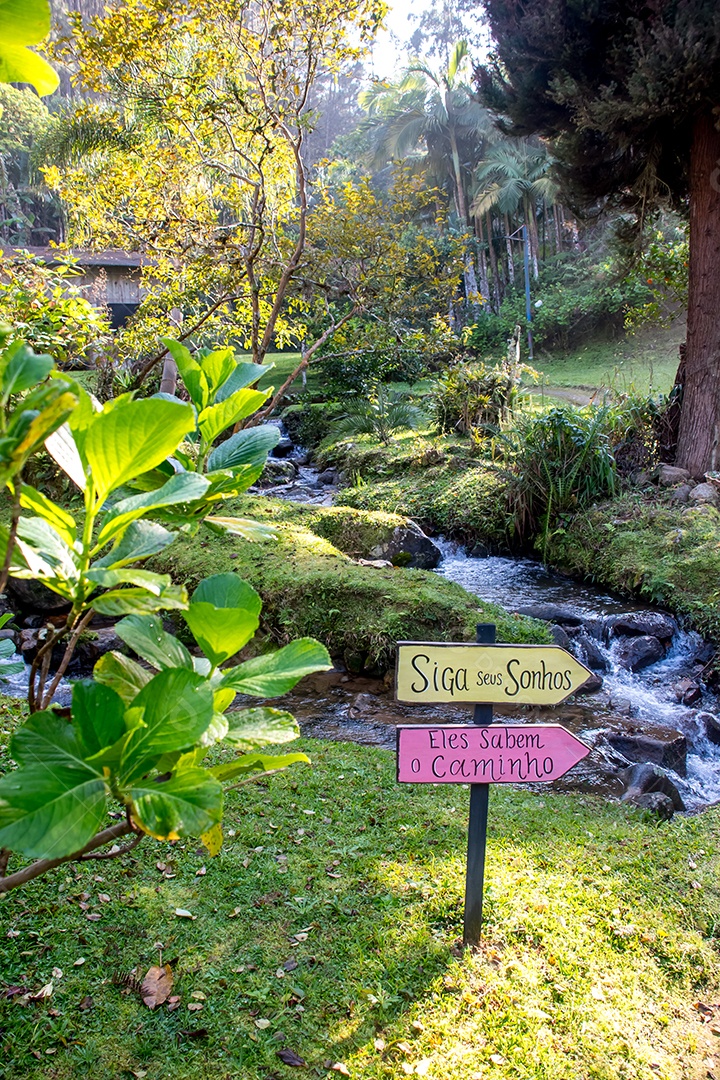 Placa decorativa na fazenda