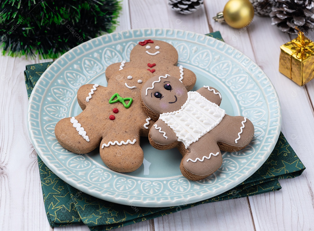Biscoitos de gengibre de Natal tradicionais sobre uma mesa de madeira