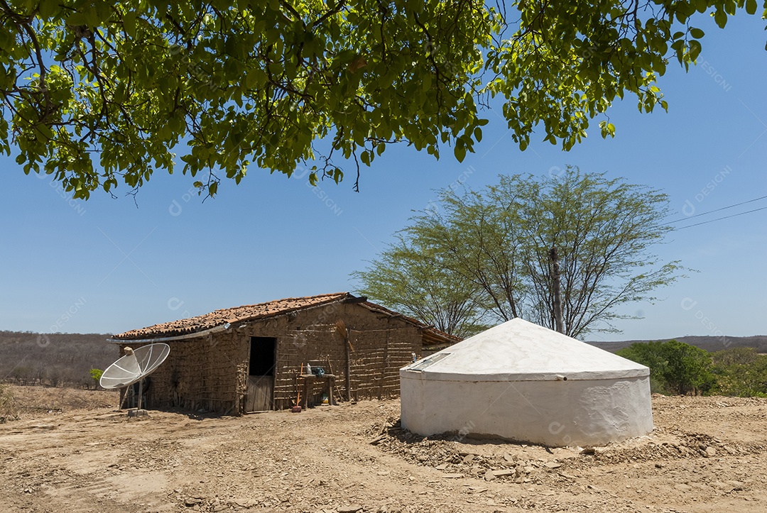 Casa de pau a pique feita com barro e paus de madeira