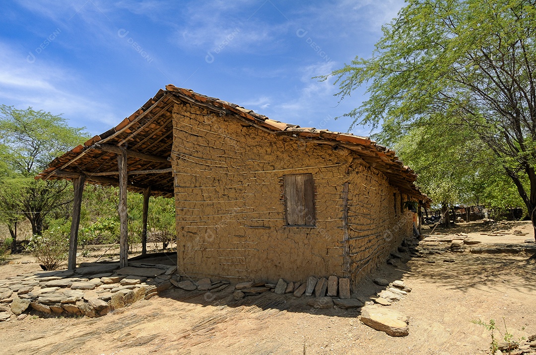 Casa de pau a pique feita com barro e paus de madeira