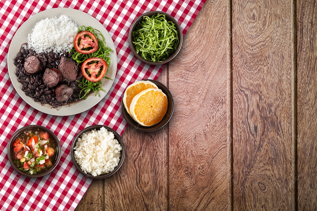 Feijoada brasileira tradicional com fundo vermelho