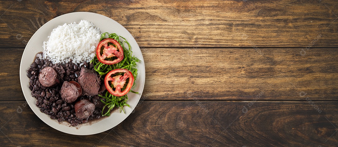 Feijoada brasileira tradicional sobre mesa de madeira